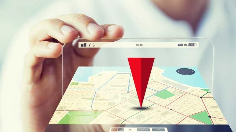 pessoa segurando um pin de localização no mapa do google