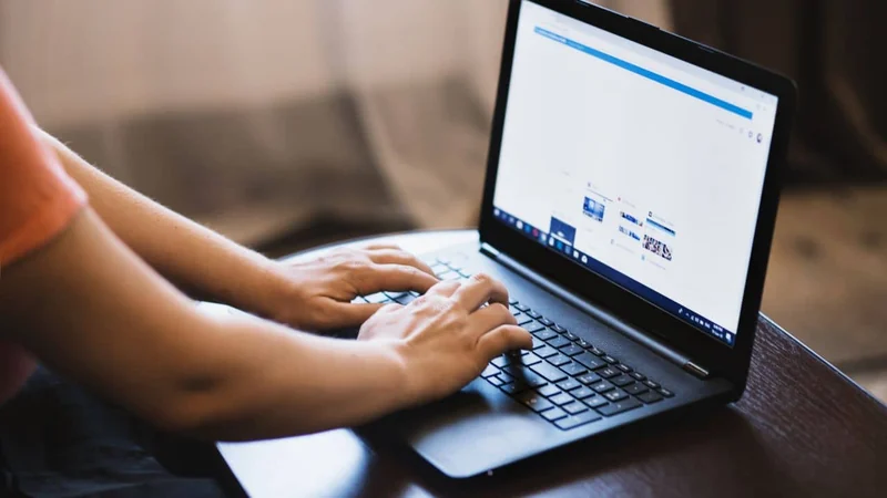 profissional de seo montando e organizando toda a estratégia e o planejamento para o seu cliente de seo